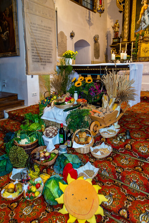 Image: _JA 24258 Erntedank in Hohenried, Erntedankaltar.jpg